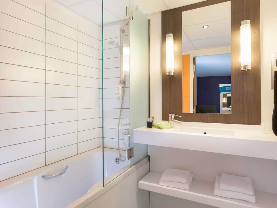 Junior Suite, 1 Double Bed | Premium bedding, in-room safe, desk, blackout drapes