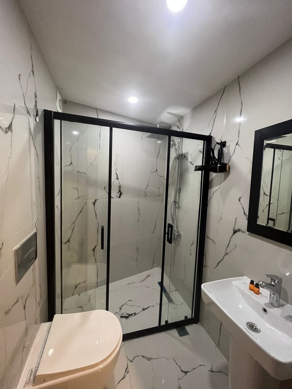 Standard Double Room | Bathroom | Shower, rainfall showerhead, hair dryer, slippers