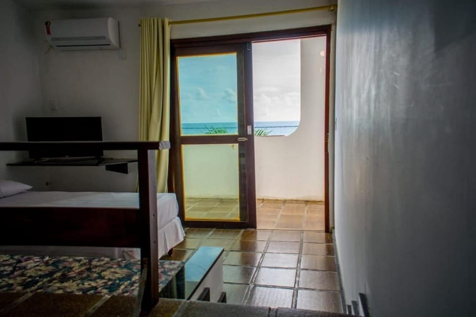 Minibar, in-room safe, WiFi (free), bed sheets