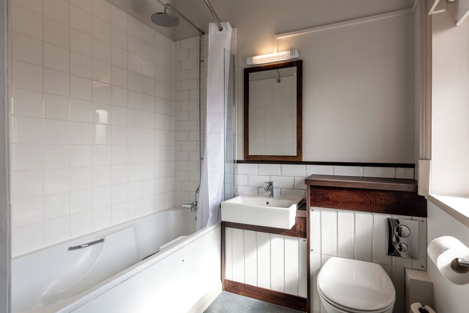 Standard Twin Room | Bathroom
