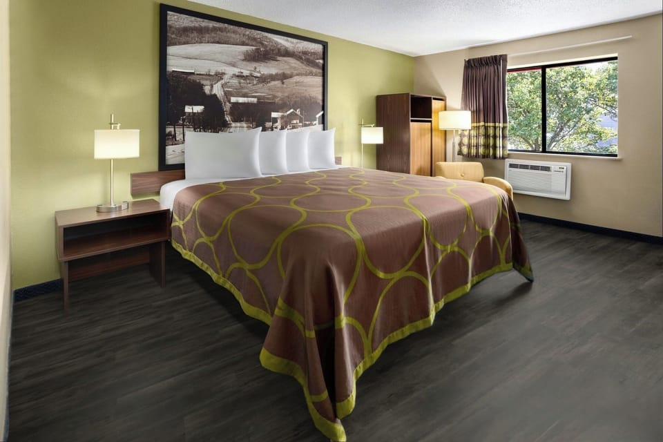 Traditional Room, 1 King Bed | Desk, blackout drapes, iron/ironing board, free WiFi
