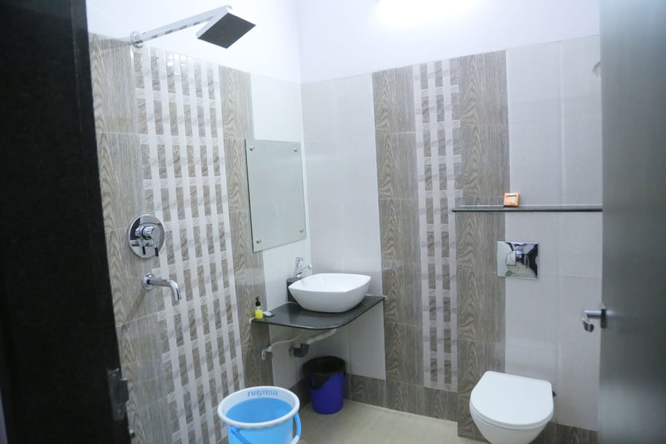 Shower, rainfall showerhead, towels