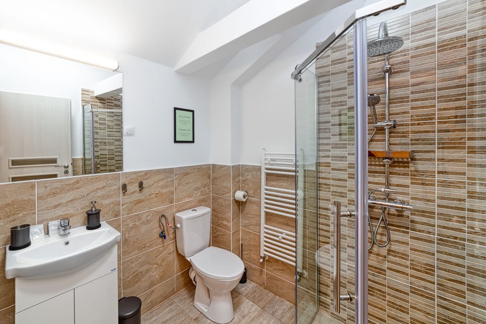 Family Loft | Bathroom shower