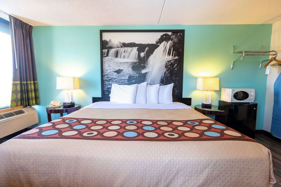 Standard Room, 1 Queen Bed | Premium bedding, pillowtop beds, desk, soundproofing