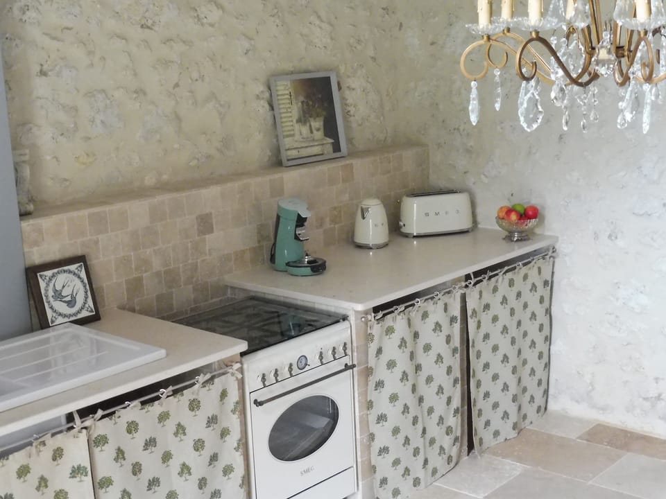 Full-size fridge, microwave, oven, stovetop