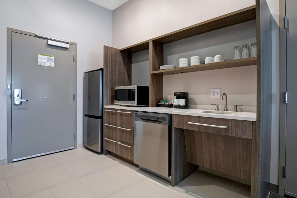 Room, 1 King Bed, Accessible (Mobility & Hearing) | Private kitchen | Coffee/tea maker, full-size fridge, microwave, dishwasher