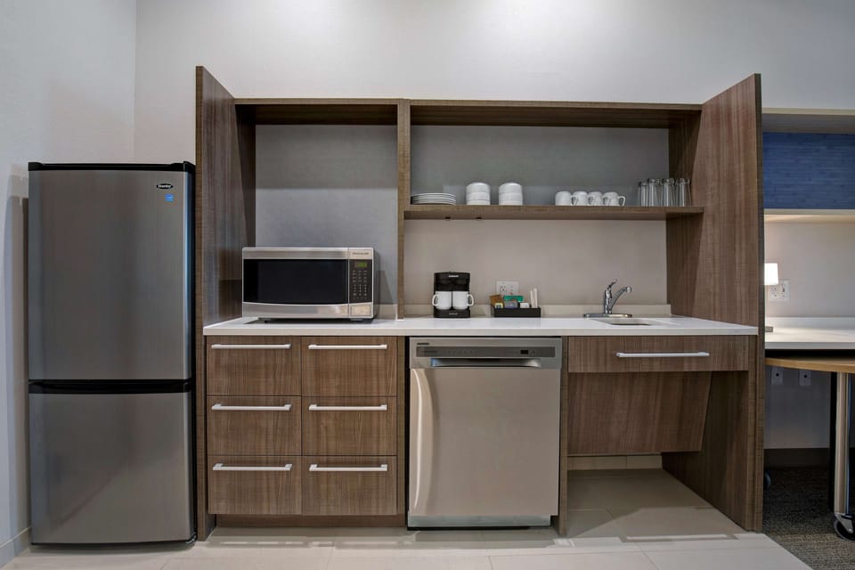 Coffee/tea maker, full-size fridge, microwave, dishwasher