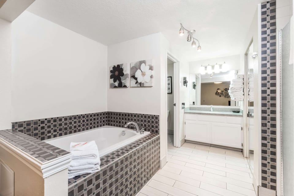 Deluxe Room, 1 King Bed, Non Smoking, Jetted Tub | Bathroom | Combined shower/tub, hair dryer, towels, soap