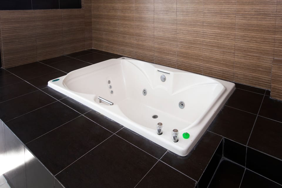 De Lujo con Jacuzi | Bathroom amenities | Shower, towels, soap, shampoo