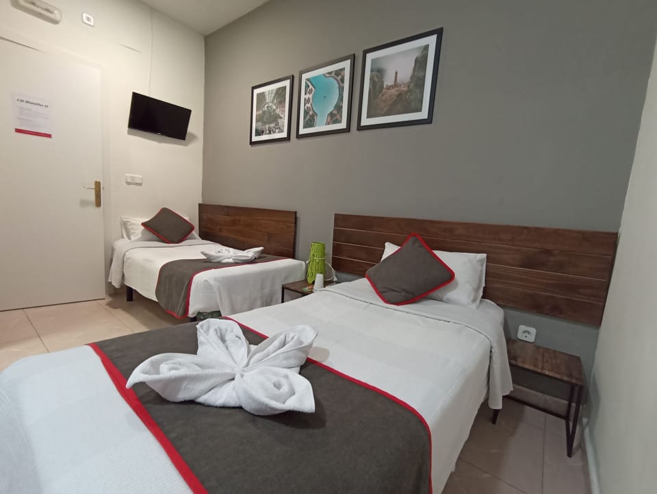 Twin Room | Desk, laptop workspace, free WiFi, bed sheets