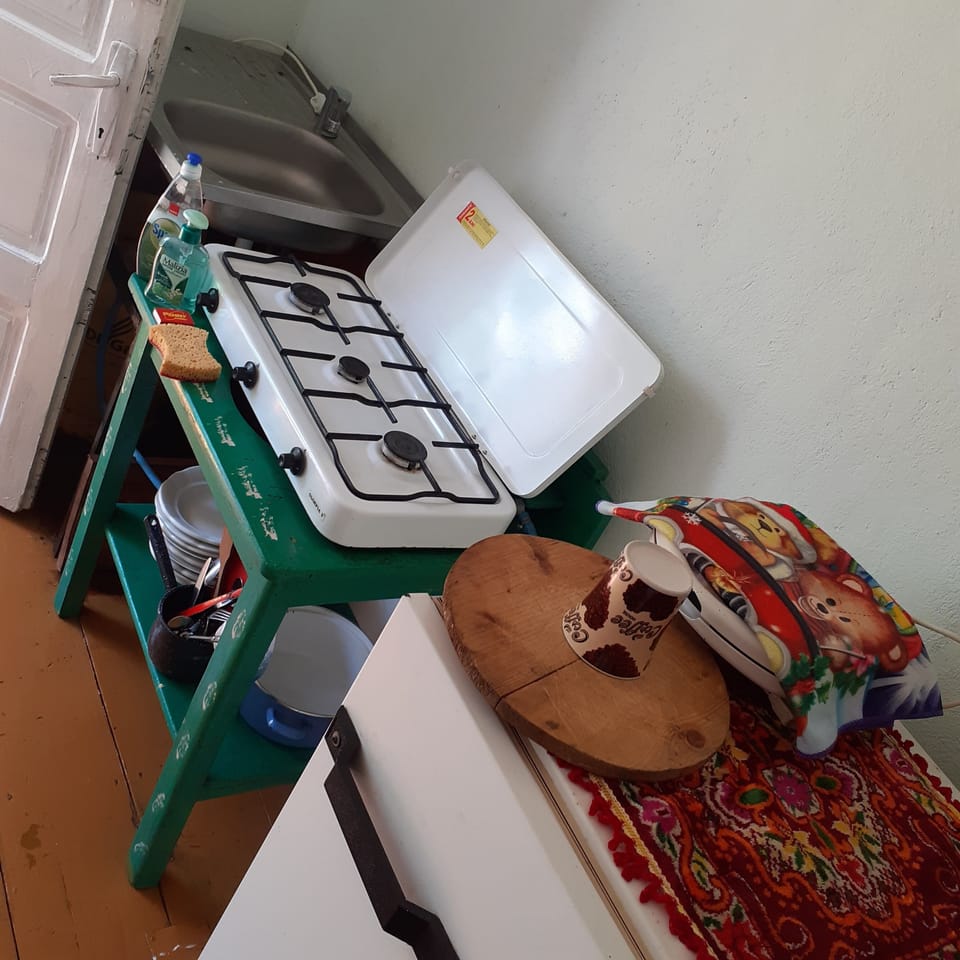 Full-size fridge, microwave, oven, stovetop
