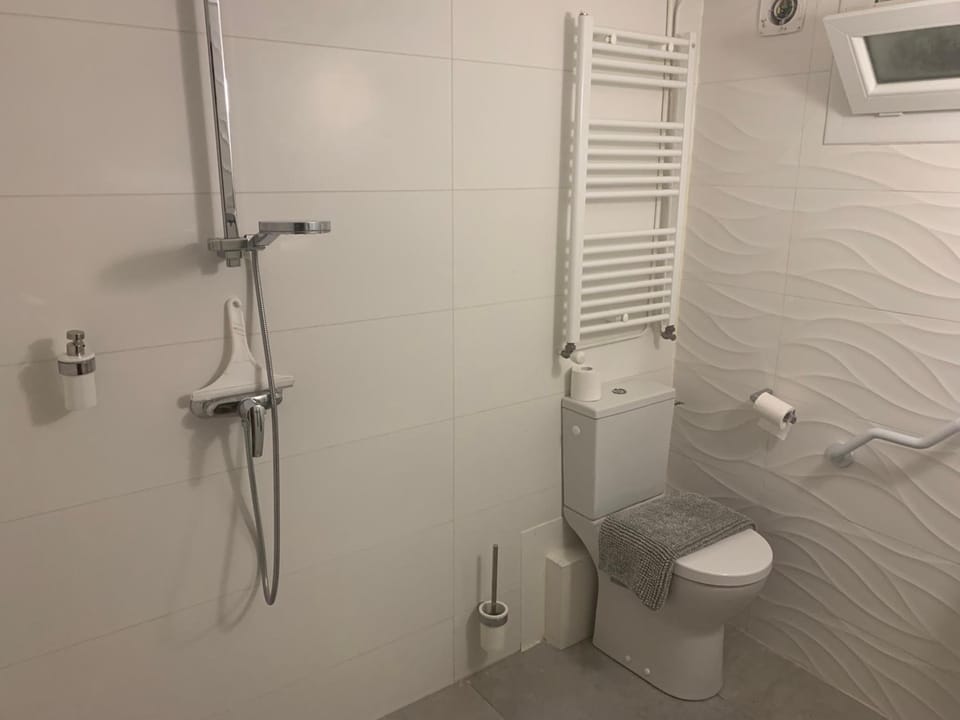 Shower, rainfall showerhead, free toiletries, hair dryer