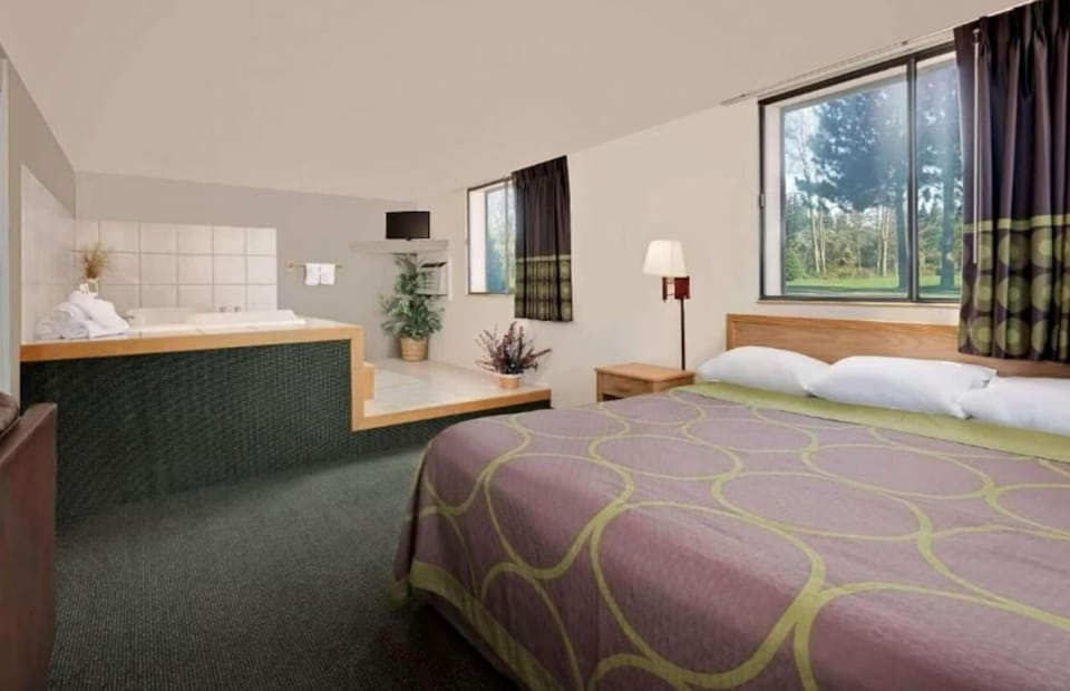 Room, 1 King Bed, Non Smoking (Jetted Tub) | Desk, WiFi (free), bed sheets