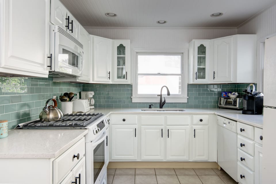 House | Private kitchen | Coffee/tea maker, fridge, microwave, oven