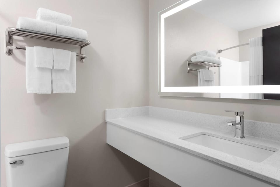 Combined shower/tub, hair dryer, towels