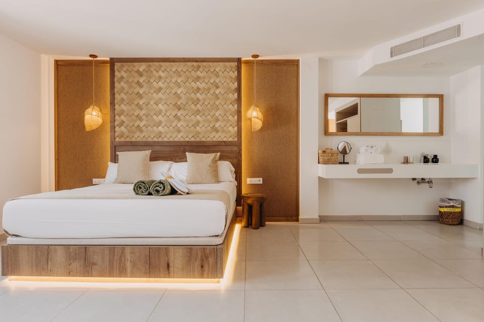 Studio Suite, Terrace | Minibar, in-room safe, blackout drapes, soundproofing