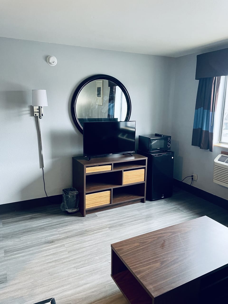 Desk, laptop workspace, iron/ironing board, free cribs/infant beds