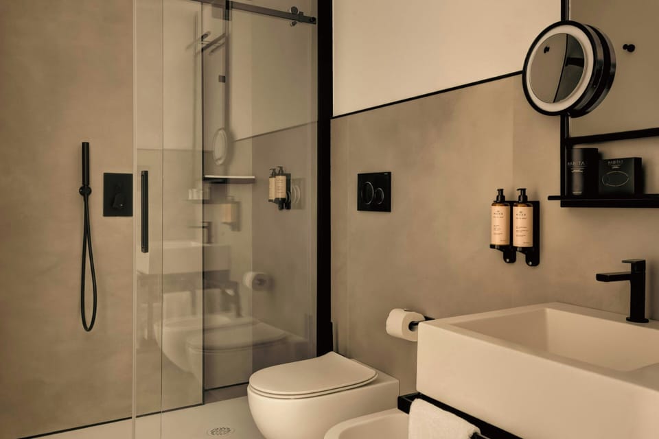 Room, 1 King Bed | Bathroom | Eco-friendly toiletries, bathrobes, slippers, bidet