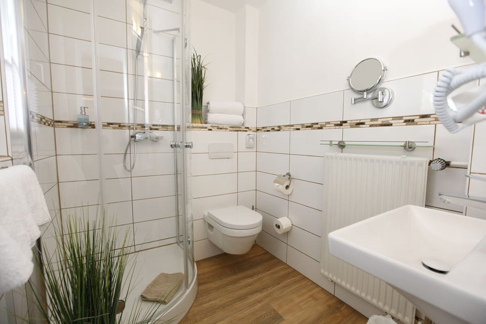 Comfort Double Room | Bathroom | Shower, rainfall showerhead, towels