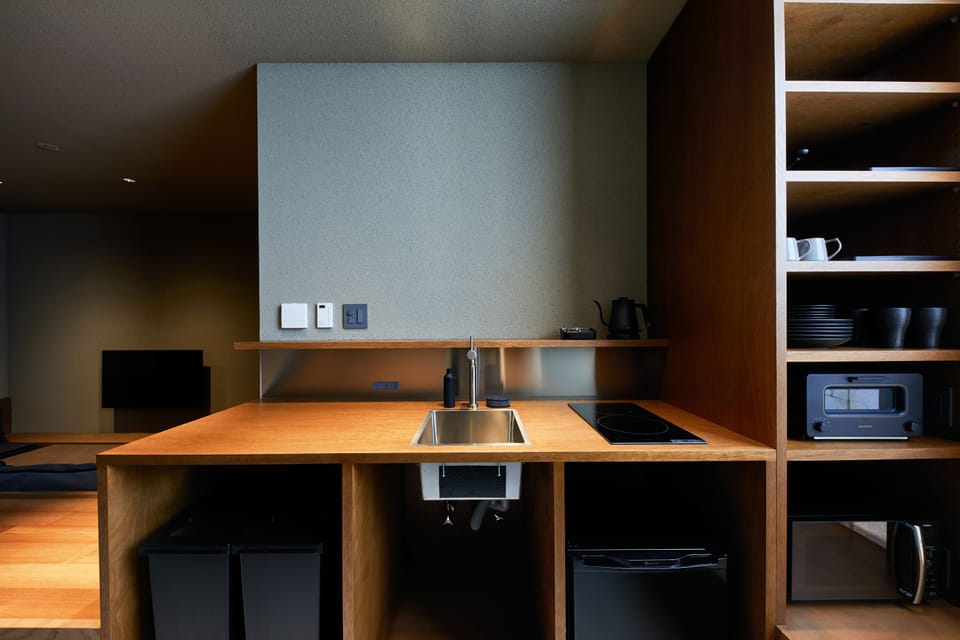 Deluxe Suite | Private kitchen | Fridge, microwave, stovetop, cookware/dishes/utensils