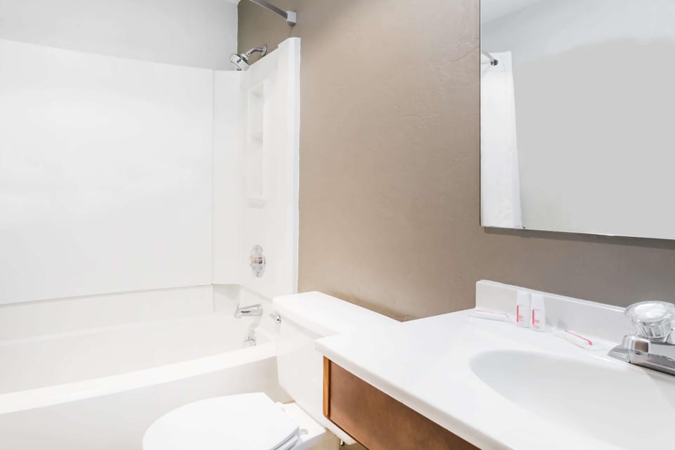 Combined shower/tub, deep soaking tub, free toiletries, hair dryer