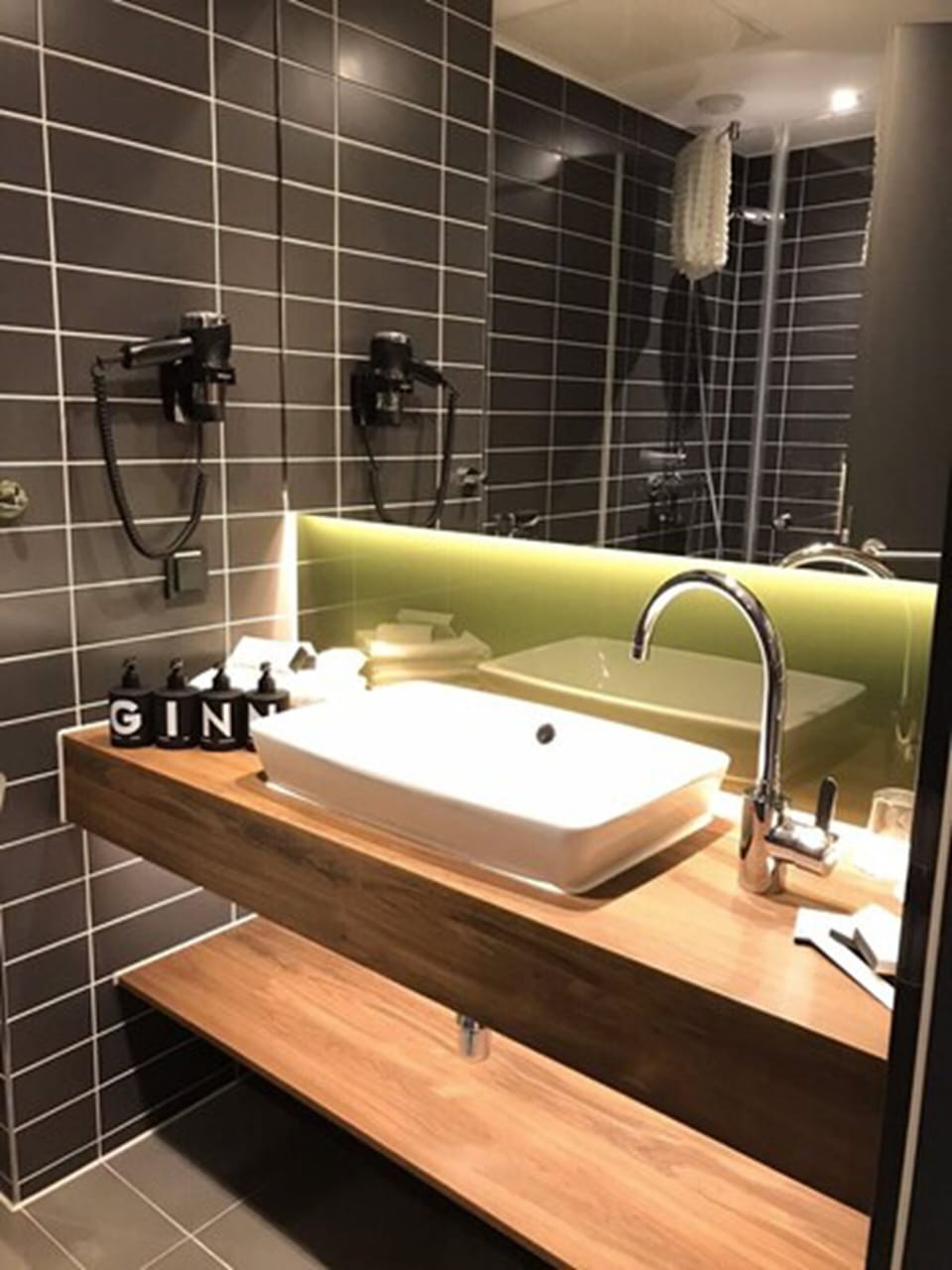 Comfort Double Room | Bathroom amenities | Shower, eco-friendly toiletries, towels, soap