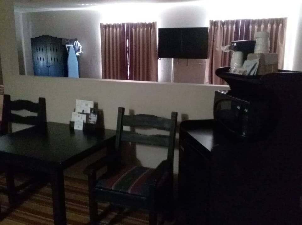 Studio Suite, 2 Queen Beds, Non Smoking | In-room dining