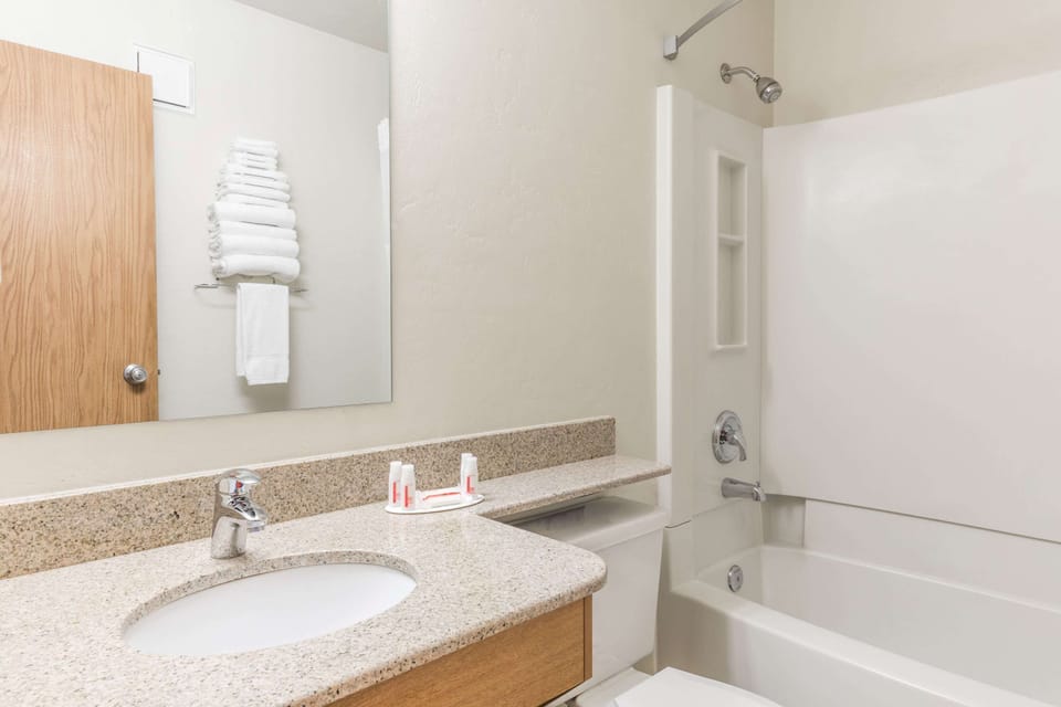 Combined shower/tub, free toiletries, hair dryer, towels