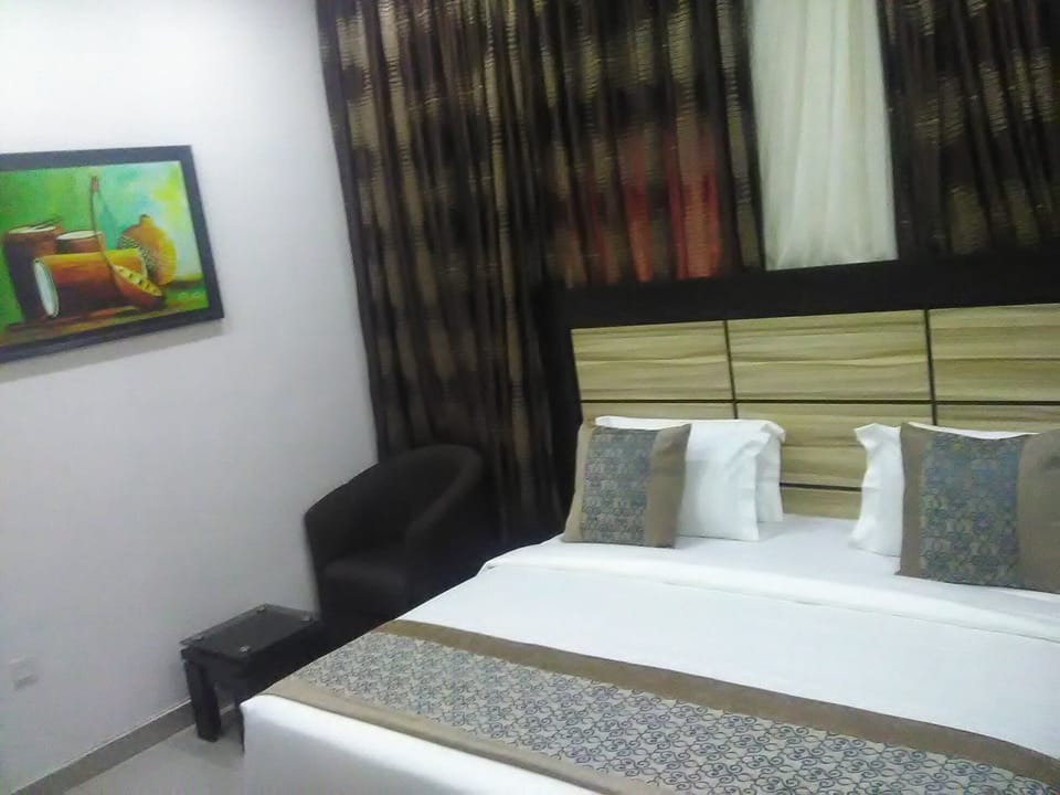 Executive Suite | Down comforters, minibar, in-room safe, desk