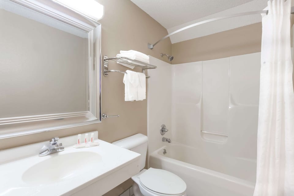 Combined shower/tub, rainfall showerhead, free toiletries, hair dryer