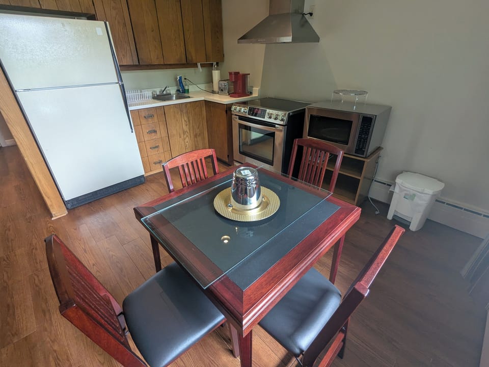 Premium Studio Suite, Multiple Beds, Kitchenette, Garden View | In-room dining