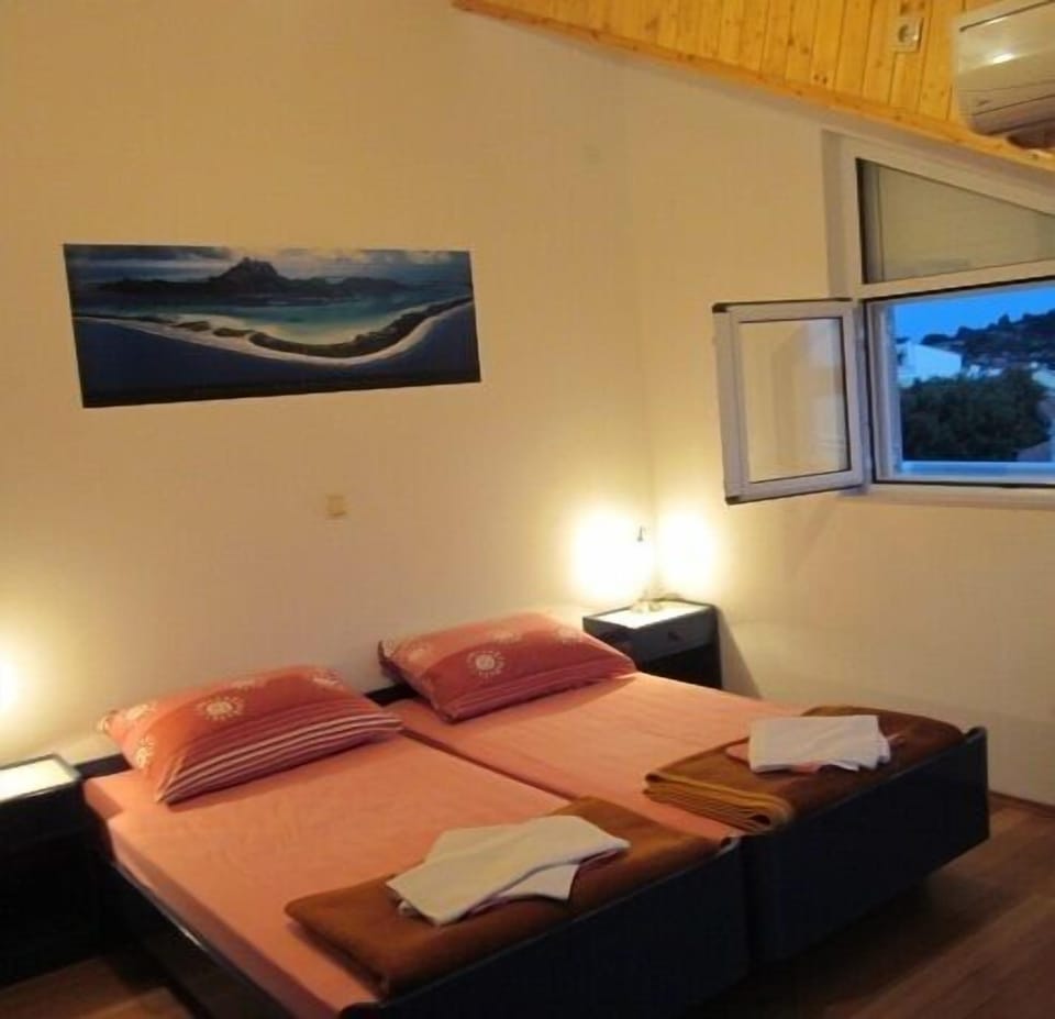 Desk, blackout drapes, iron/ironing board, free WiFi