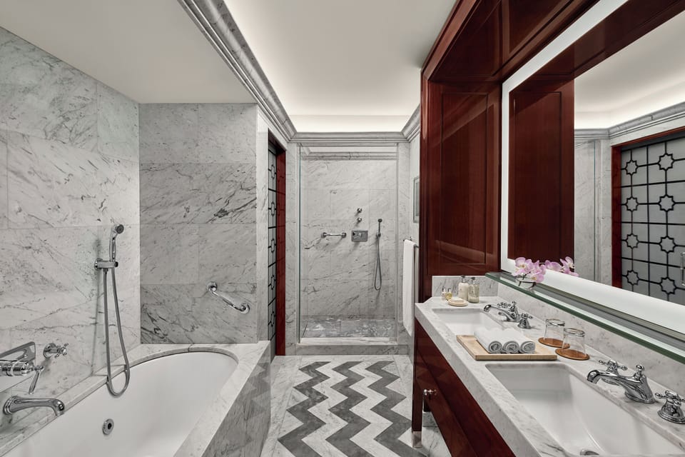 Presidential Suite | Bathroom | Combined shower/tub, rainfall showerhead, designer toiletries