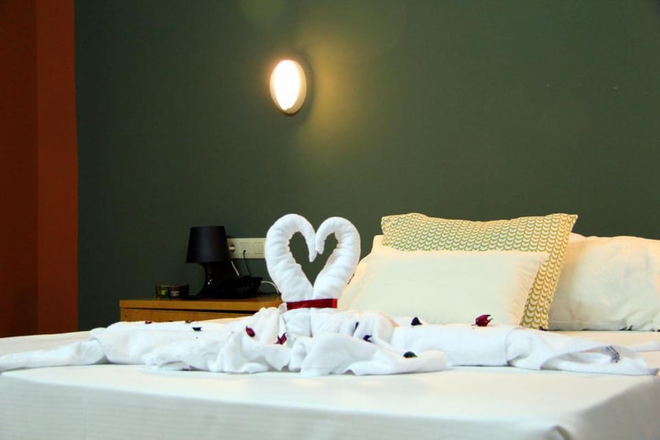 Standard Triple Room | Desk, laptop workspace, iron/ironing board, free WiFi
