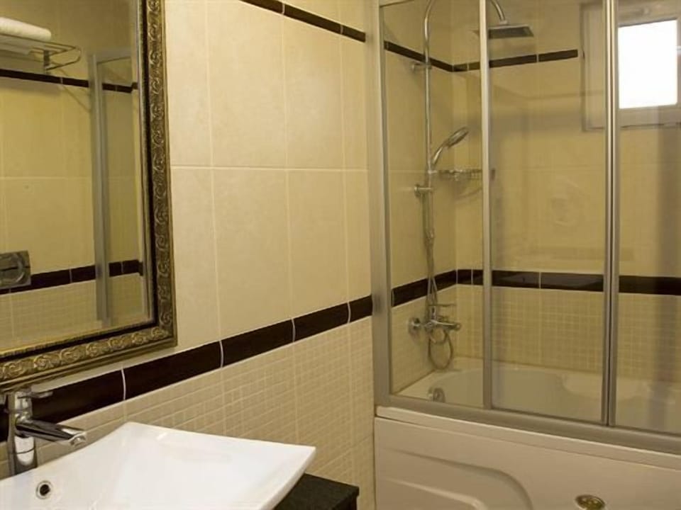 Premium Villa | Bathroom | Combined shower/tub, hydromassage showerhead, hair dryer, slippers