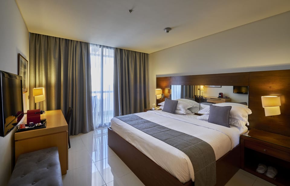 Minibar, in-room safe, desk, iron/ironing board