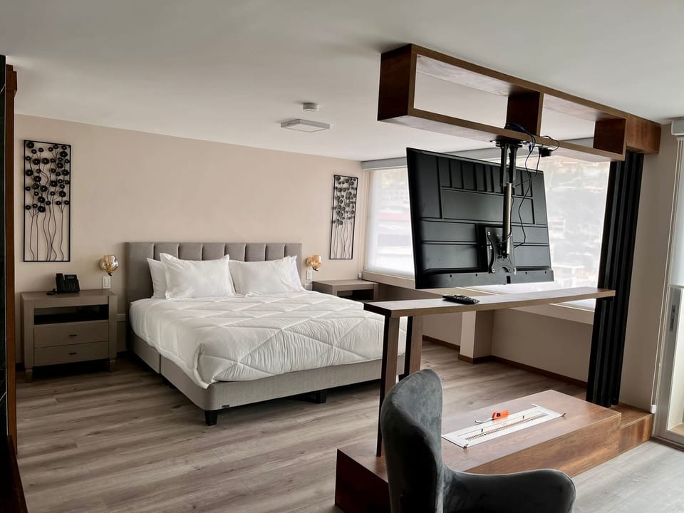 Suite King | In-room safe, desk, soundproofing, WiFi (free)