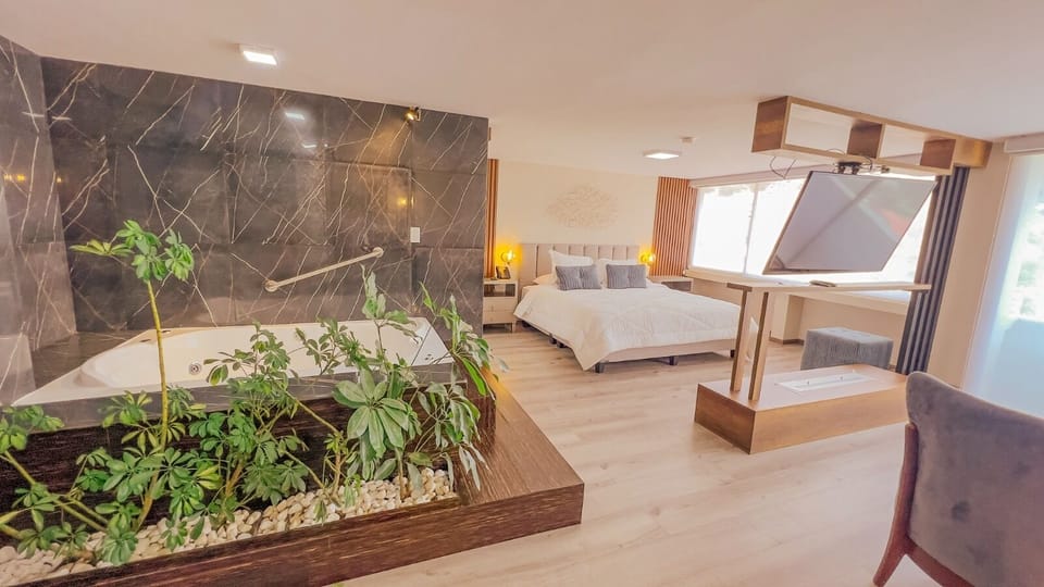 Suite King | In-room safe, desk, soundproofing, WiFi (free)