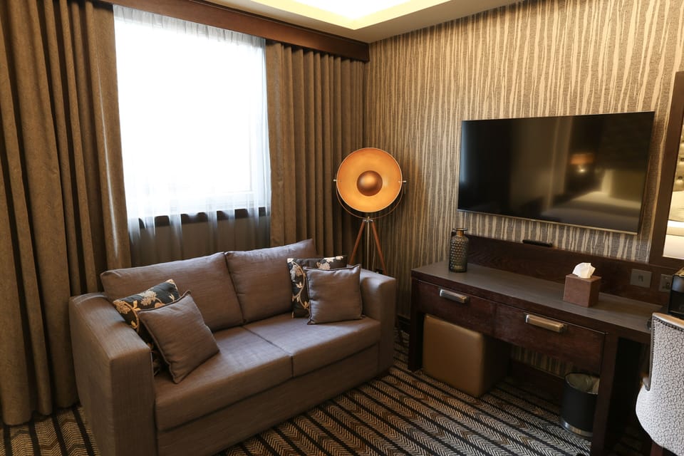 Deluxe Suite | Desk, laptop workspace, blackout drapes, iron/ironing board