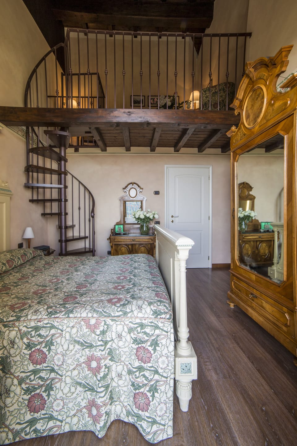 Double Room, Balcony | Minibar, in-room safe, individually decorated, blackout drapes