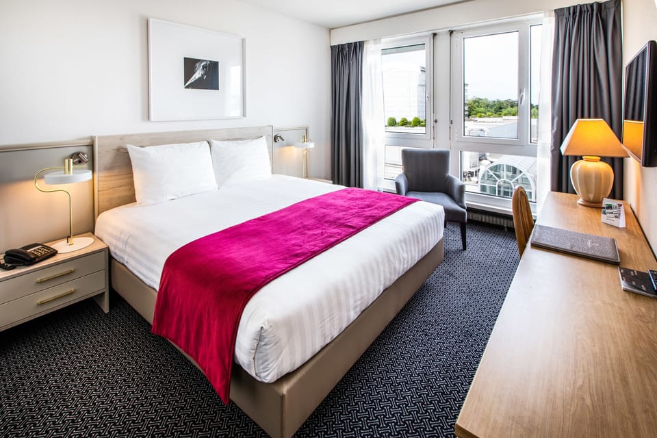 Premium Room | Hypo-allergenic bedding, minibar, in-room safe, desk