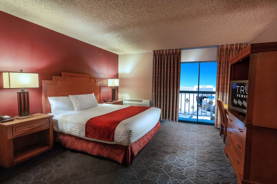 Santa Fe King Non Smoking | Desk, laptop workspace, iron/ironing board, cribs/infant beds