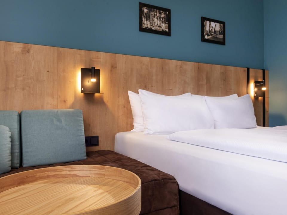 Privilege, Room, 1 Queen Bed | Hypo-allergenic bedding, in-room safe, desk, laptop workspace