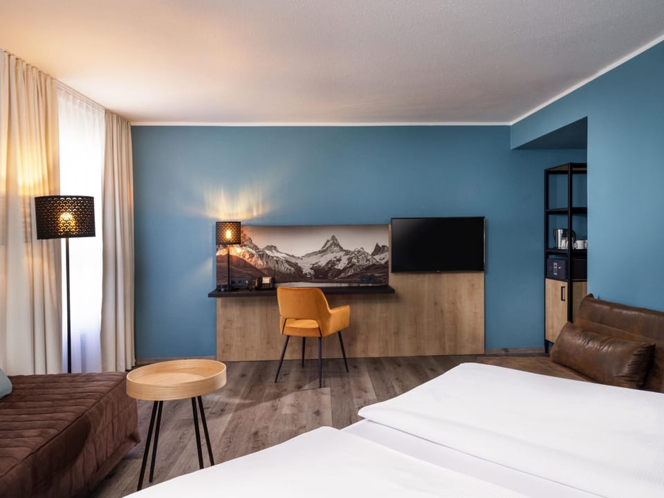 Family Room | Hypo-allergenic bedding, in-room safe, desk, laptop workspace