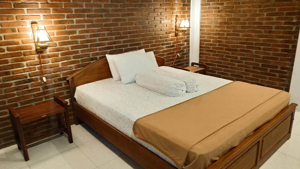 Deluxe King | Premium bedding, individually furnished, desk, laptop workspace