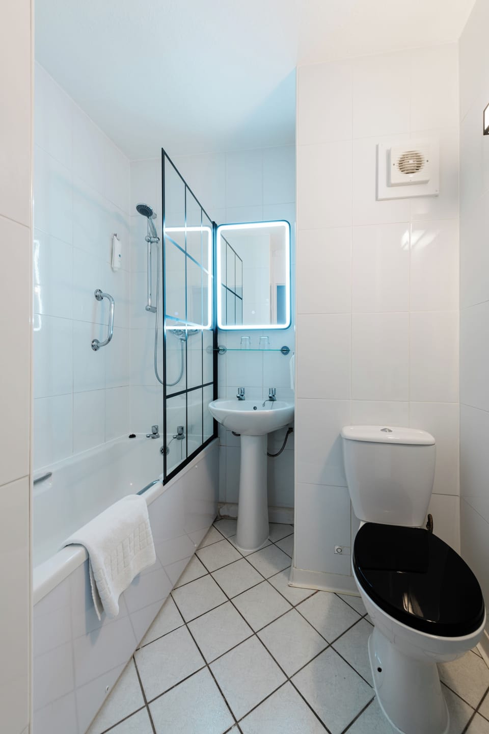 Combined shower/tub, free toiletries, hair dryer, towels