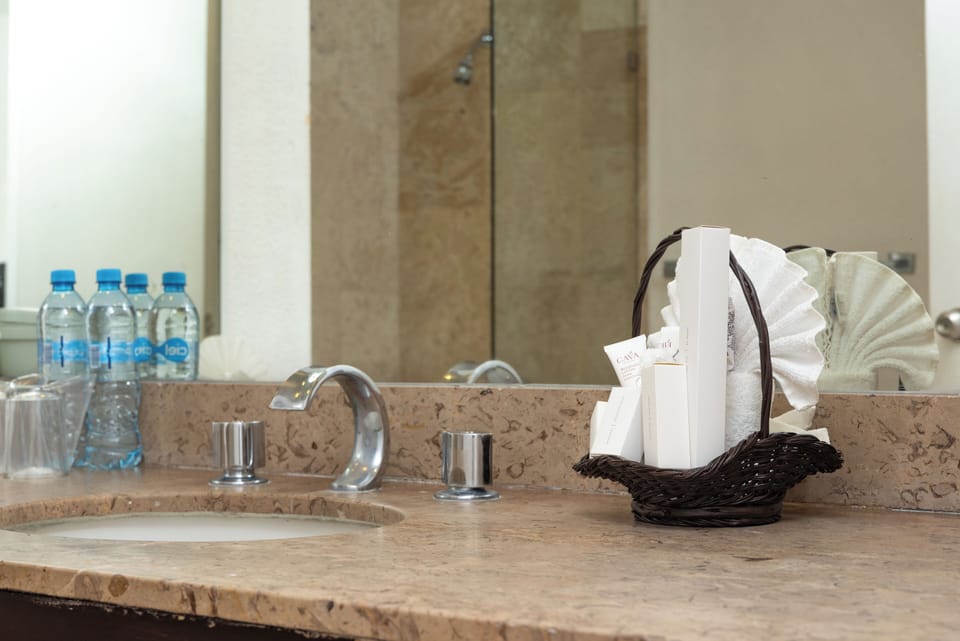 Combined shower/tub, free toiletries, hair dryer, towels