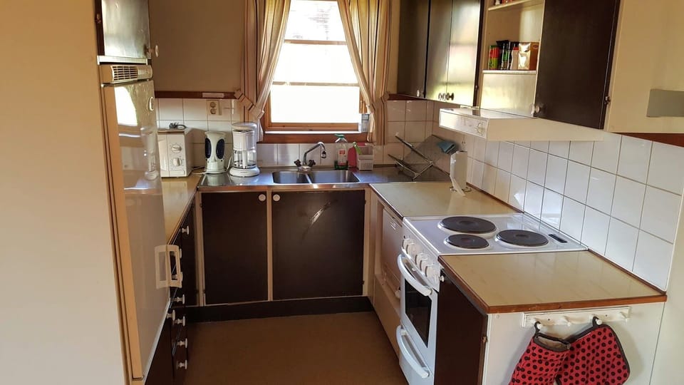 Cabin (Sheets, towels, cleaning not included) | Private kitchen | Coffee/tea maker, fridge, microwave, oven