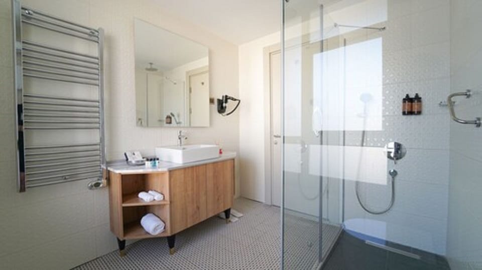 Family Suite | Bathroom | Free toiletries, hair dryer, slippers, towels