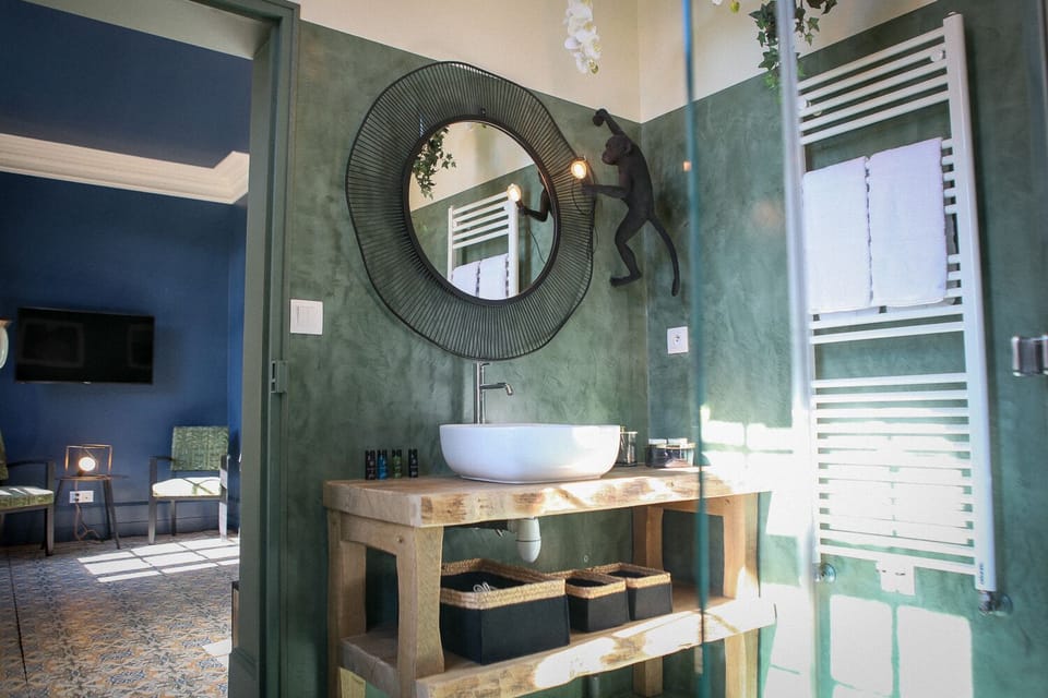 Double Room (Maximilien) | Bathroom | Shower, free toiletries, hair dryer, towels